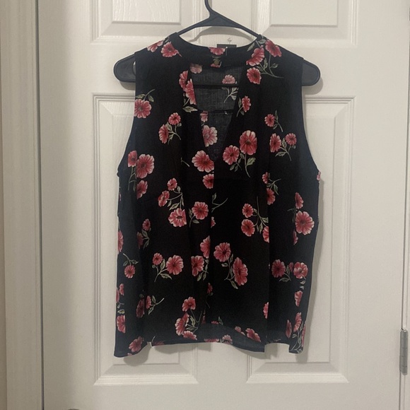 NWT  Black Floral Flowy Tank with Keyhole V Neck - Picture 5 of 10
